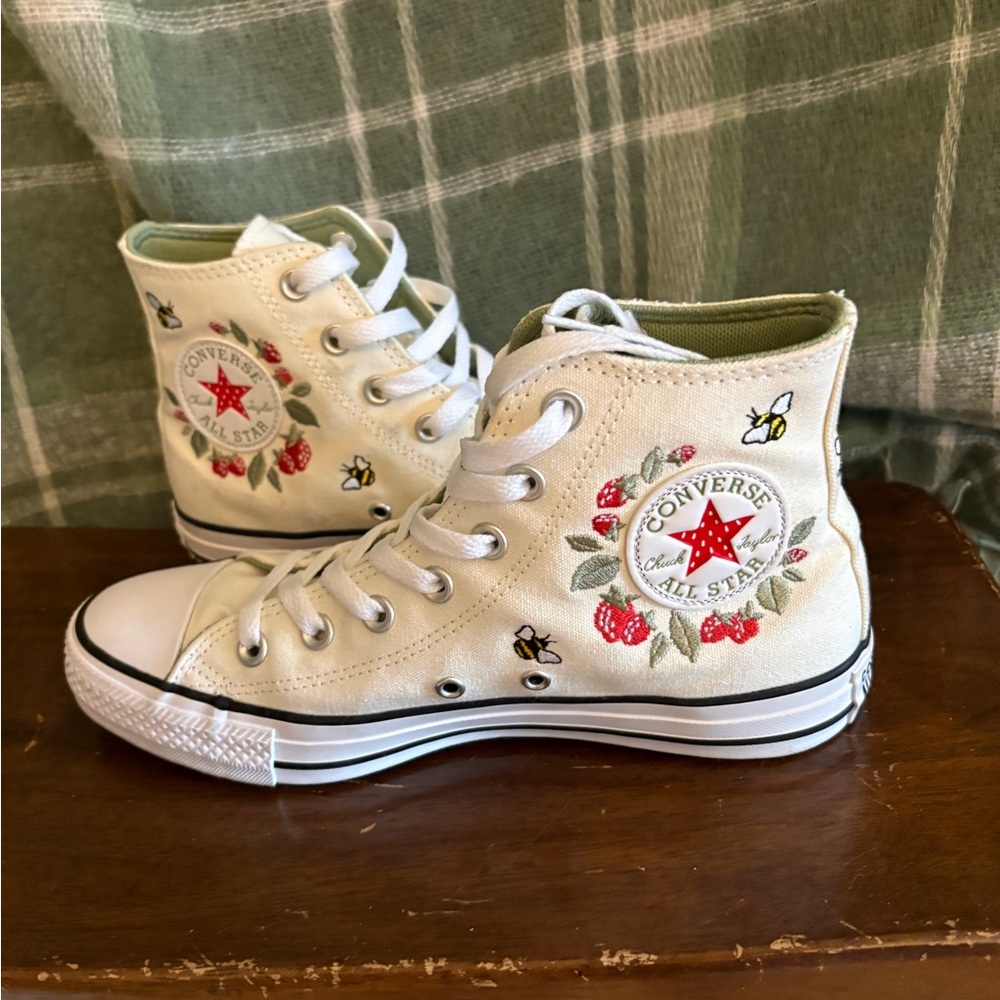 Converse all star High-Tops with Embroidered Bees and Berries - Picture 4 of 12